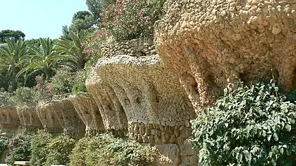 Muro de contenção do lado norte da praça oval