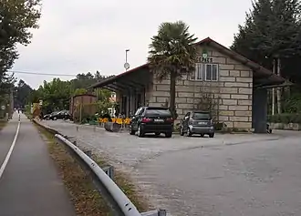 Antigas instalações do Apeadeiro de Cepães, em 2006