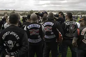 Membros de Moto Clubes vestindo casacos com seus emblemas