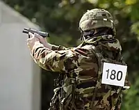 Um soldado irlandês treinando com uma USP.