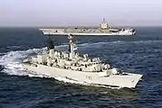 A fragata inglesa HMS Cumberland, que participou do bloqueio naval contra a Líbia (na imagem, ele tem ao lado o porta-aviões americano USS Eisenhower).