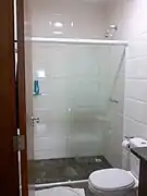 Vaso sanitário e box.