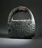 Peso com alça; final do III milênio-início do II milênio; clorite; 25.08 x 19.69 x 4.45&nbsp;cm; Los Angeles County Museum of Art.
