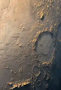 Imagem da cratera Galle, da Mars Global Surveyor.