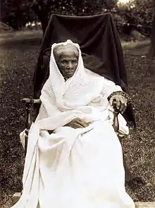 Foto de Tubman sentada e vestida de branco