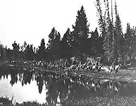 A expedição do U.S. Geological and Geophysical Survey of the Territories, conduzido por Hayden, na rota do caminho entre o  Yellowstone e o Rio East Fork.Foto de William Henry Jackson, 1871.