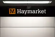 Sinalização na Estação Haymarket, também com a marca no novo esquema de cores.