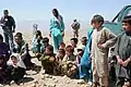 Grupo de hazaras assistindo uma inspeção de engenheiros do exército dos EUA a um projeto em sua província afegã.