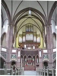 Púlpito central na Heilige-Geist-Kirche, em Berlim, Alemanha.