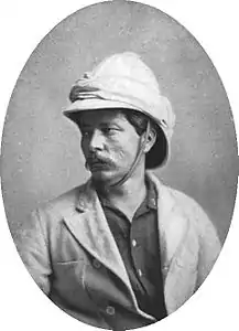 O explorador americano Henry Morton Stanley, usando um capacete colonial, em 1872.