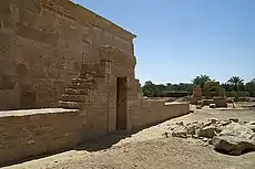 Parede traseira exterior do templo, vista para o sul