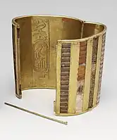 Bracelete de ouro do antigo egito com inscrições na parte interior.