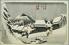 Uma vila numa paisagem montanhosa. Um homem com um chapéu cónico e uma cana, e um cavalo selado pode ser visto em primeiro plano. Personagens japonesas são vistas no canto inferior esquerdo e na parte superior central da imagem.