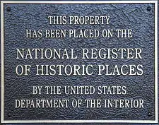 Exemplo de placa afixada nos lugares protegidos.