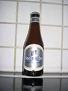 Garrafa de Hoegaarden Witbier (cerveja de trigo).