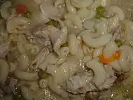 Sopa de frango caseira com macarrão, pedaços de frango, cenoura e aipo