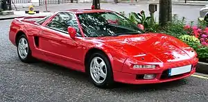Um Honda NSX, esportivo com disposição RMR.
