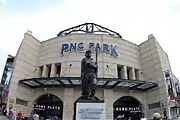 Entrada do estádio com a estátua de Honus Wagner.