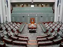 À esquerda fica a Casa dos Representantes