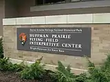 Placa no centro de visitantes no National Park Service perto de Huffman Prairie.