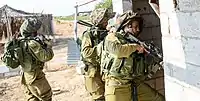 Militares paraquedistas israelenses fazendo buscas em casas na Faixa de Gaza.