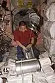 Lu realizando tarefas de manutenção no módulo Unity da ISS