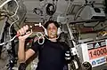Sunita Williams corre amarrada na esteira da ISS ao mesmo tempo em que nos EUA se disputa a Maratona de Boston. Sunita recebeu um número especial para correr ao mesmo tempo no espaço.