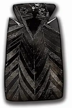 Ídolo-placa feminino com semelhanças aos bi-triangulares esquemáticos