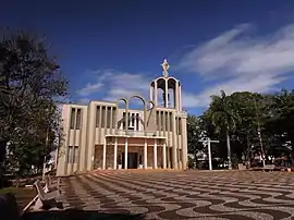 Igreja Matriz, na Praça Irmãos Okubo.