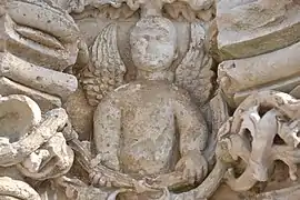 Grutesco (anjo) presente no portal