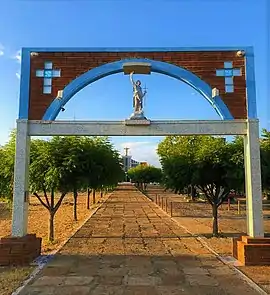 Arco monumental na praça da igreja matriz de São João da Serra.
