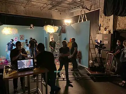 Português: Alunos da Academia Internacional de Cinema em um set do Curso de Direção de Fotografia em São Paulo.