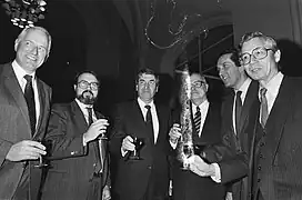 Lubbers com os embaixadores de Portugal e da Espanha celebrando a adesão dos 2 países à Comunidade Económica Europeia.