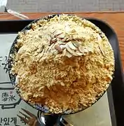 Injeolmi-bingsu com cobertura de kong-gomul (soja triturada)