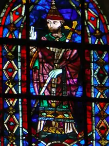Vitral de Inocêncio usando o vestuário de sua época, incluindo a cruz papal que ele introduziu, na  Catedral de Troyes, França.