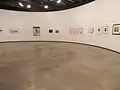 Uma das salas de exposição do Instituto Tomie Ohtake em formato da letra "P".