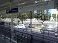 Uma das portas de embarque da estação e ao fundo a Avenida das Américas (sentido Joá).