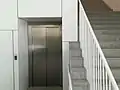Um dos elevadores e escadas no interior