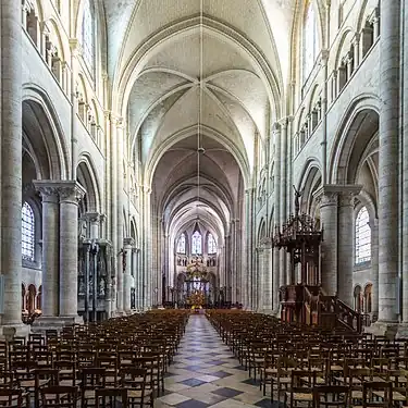 Nave da Catedral de Sens (1140-1164)