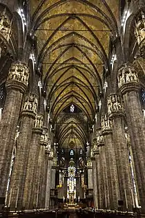 Nave da Catedral de Milão. 45 m (148 pés) de altura (1389-1452)