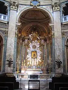 Altar-mor e o ícone milagroso.