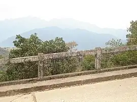 A BR-485 no interior do Parque Nacional de Itatiaia. Ao fundo pode ser visto o maciço do Itatiaia.