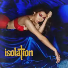 Imagem de Kali Uchis usando uma vestimenta vermelha deitada sobre um tecido azul. A palavra "Isolation" aparece logo abaixo, em amarelo, com uma cruz substituindo a letra T.