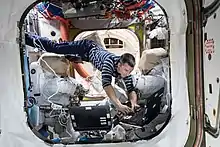 Astronauta Drew Morgan trabalha no monobook flutuando na estação.