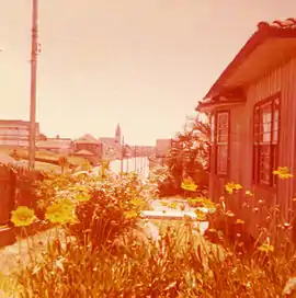 Vista da Rua Getúlio Vargas. Ao longe, vista da Igreja Nossa Senhora Imaculada da Medalha Milagrosa.