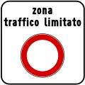 O sinal indica o início de uma Zona de Tráfego Limitado (ZTL).