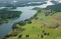 Estreito de Jälund no interior do lago.