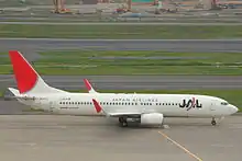 Uma aeronave Boeing 737 na pista