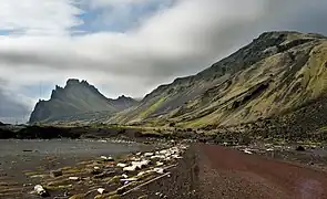 Caminho ao longo da costa oeste da ilha, a cerca de 500 m da estação.