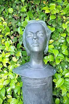 Busto da poetisa Sophia de Mello Breyner Andresen